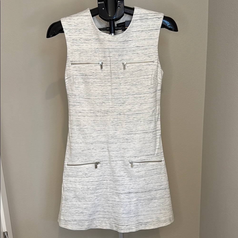 Banana - Elegant White Sleeveless Dress